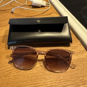 Solglasögon  - Solglasögon från shein , knappt använda. 