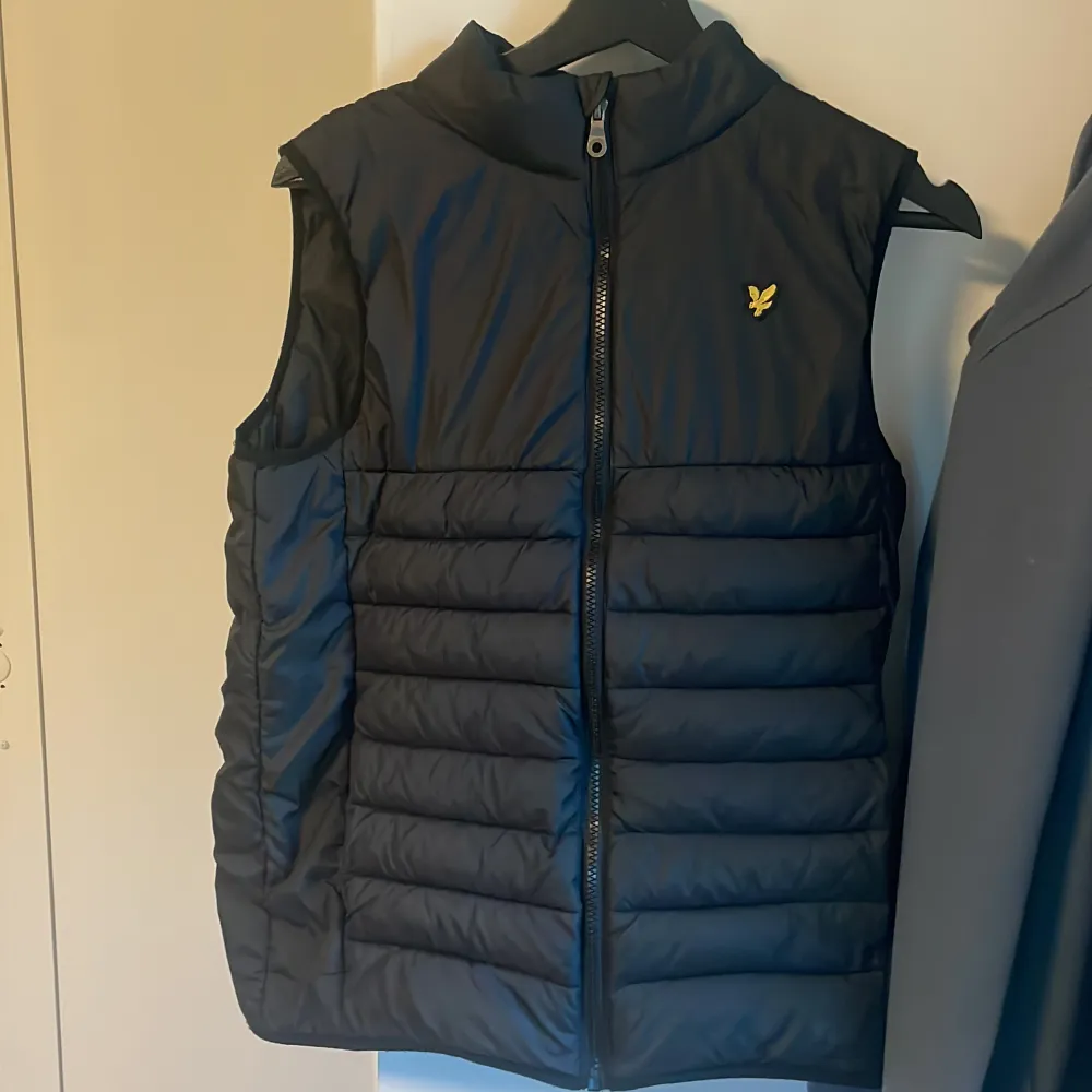 Väst från Lyle Scott nypris runt 1000. . Jackor.