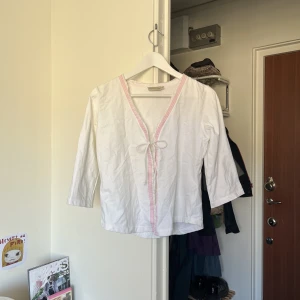 Gullig topp från Indiska!! - Säljer denna supersöta toppen i vit och rosa! Skriv för fler bilder eller frågor!