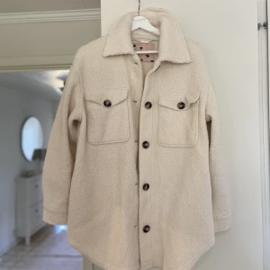 Pälskappa - Vit/beige pälskappa. Använd 1 gång. Säljes pga fel storlek. Strl 34, men känns mer som en 38a