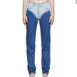 Säljer dessa blue washed straight jeans från PUSHBUTTON. Storlek S. Jätte bra skick (som nya). Nypris ligger på 455€. 