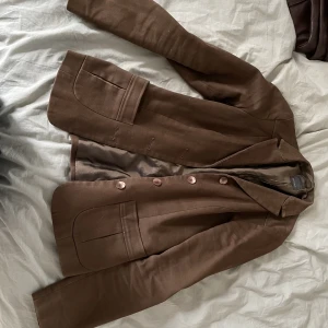 Brun kavaj - Brun kavaj, köpt secondhand. I bra skicka! Strl XS med en lite figursydd passform! 😆