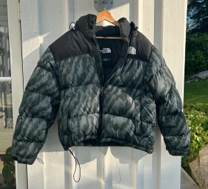 The North Face Nuptse - Jag säljer nu min The North Face 1996 Retro Nuptse jacka som tyvärr har blivit för liten. Jackan är grön/grå melerad. Mycket fint skick! 