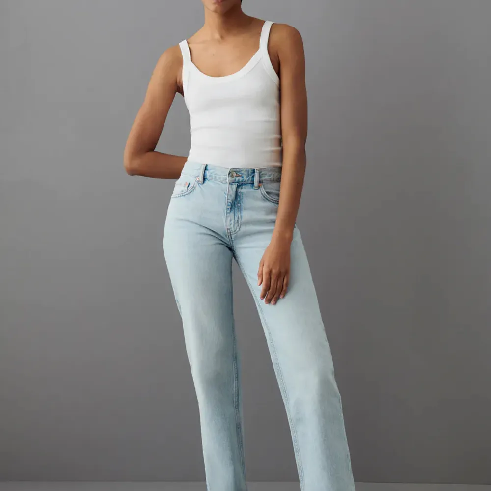 Helt nya och oanvända low waist jeans från gina tricot. Byxorna är i bra stick och har inga skador. Jeans & Byxor.