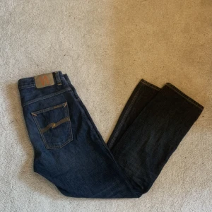 Nudie Jeans strlk 28/30 - Säljer ett par sjukt snygga Nudie Jeans i mycket bra skick! ||Modell: Sleepy Sixten (populär modell) || Skick: 9/10 || Sorlek: W28/L30 || Passform: straight fit/raka || Nypris: 1600    Frågor och funderingar? Hör gärna av dig!