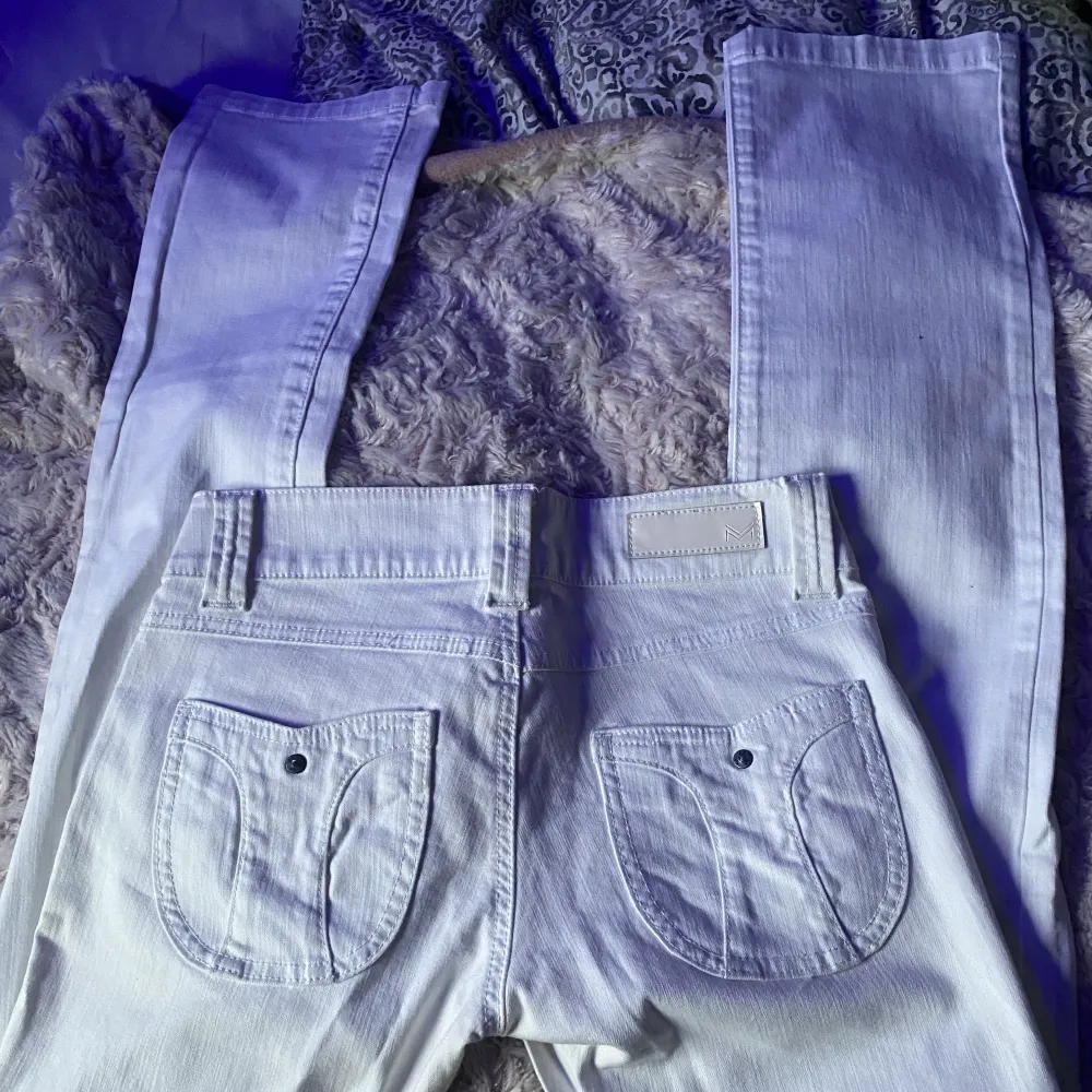Ett par super snygga Low waist jeans med liten bootcut som inte längre säljs. De kommer inte till användning och säljer därför vidare de (tryck ej på köp nu) pris kan diskuteras🥰skriv för frågor. Det är även ett väldigt stretchigt tyg!. Jeans & Byxor.