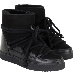 Inukkii - TRYCK EJ KÖP NU! Säljer mina inukkiis ( kan även tänka mig att byta till en annan färg) storlek 37 svarta då jag tröttnat lite på dem! Jötte snygga bra skick ny pris 3000 säljer för 1699 pris kan diskuteras och kan mötas!!❤️