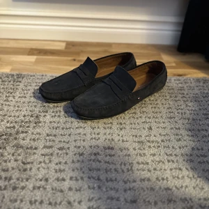 Tommy hilfiger loafers - Säljer mina tommy loafers eftersom jag använder de så sällan. Skicket är bra, bara använt skorna 5-10 gånger. De är i storlek 45 och är väldigt bekväma. Nypriset ligger på 1400kr.
