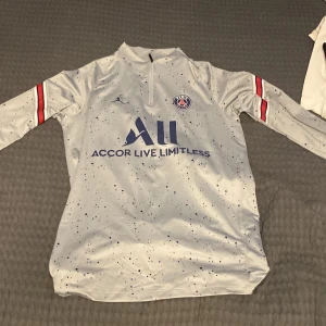 psg tröja - aldrig använt för liten för mig eftersom jag har gått upp i vikt, jätte fin skick annars