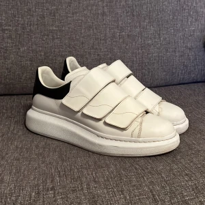 Alexander Mcqueen - Har ett par fräscha unika Alexander Mcqueen i storlek 42.5. Sitter dock som 43. Har dustbag och papper från farfetch där dom är köpta. Doftar fortfarande nytt/läder inutti! Skickar gärna fler bilder. Skriv vid funderingar. 1400kr