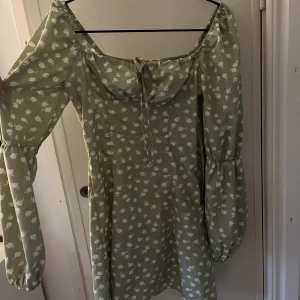 Klänning - Klänning från SHEIN, jag är 160cm och den passar mig perfekt! ☺️