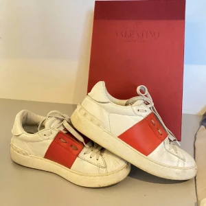 Valentino skor  - Säljer mina röda valentino sneakers i storlek 35 men passar mig som har 36,5. Nypris 6000kr❤️