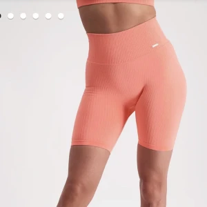Cykelbyxor  - Seamless cykelbyxor från Aim’n i deras färg coral. Aldrig använda.  Storlek M