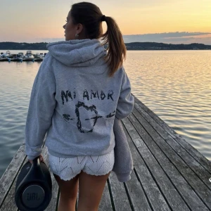 Mi amour hoddie  - Säljer nu denna fina hoddie eftersom den inte kommer till användning. Den är i storlek M men passar mig perfekt som brukar ha storlek S