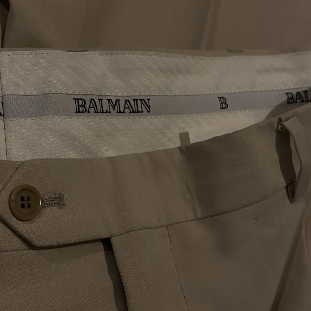 Stilrena kostymbyxor från Balmain i storlek 46, väldigt bra skick.  En minimal och nästan osynlig fläck. Vet inte vad jag ska sätta för pris så ni får komma med bud. Jeans & Byxor.