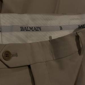 Stilrena kostymbyxor från Balmain i storlek 46, väldigt bra skick.  En minimal och nästan osynlig fläck. Vet inte vad jag ska sätta för pris så ni får komma med bud