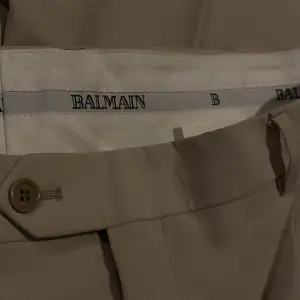 Stilrena kostymbyxor från Balmain i storlek 46, väldigt bra skick.  En minimal och nästan osynlig fläck. Vet inte vad jag ska sätta för pris så ni får komma med bud