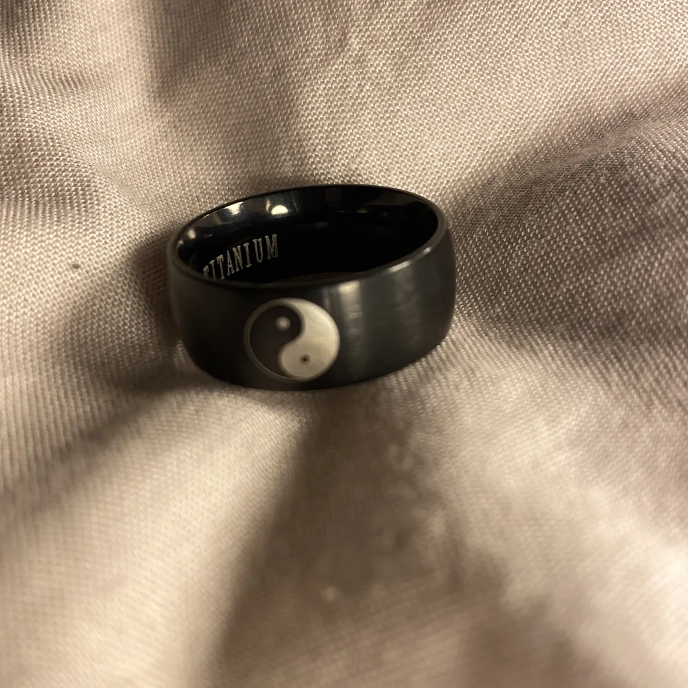 Aldrig använd svart ring med symbol på.. Accessoarer.