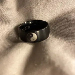 Aldrig använd svart ring med symbol på.