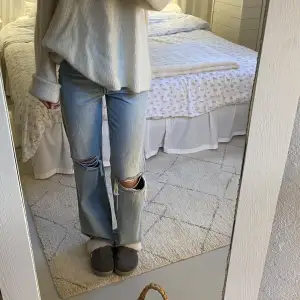 Säljer dessa superfina jeans från Zara i storlek 32, passar 34 också. Skriv privat vid intresse💓