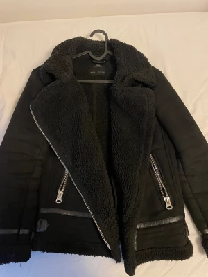 jacka - svart höst/vår jacka som värmer, funkar även till vintern