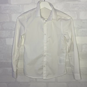Vit skjorta! - En vit barn skjorta från hm, använd ca 1-2 gånger. Storlek 140 (barn)