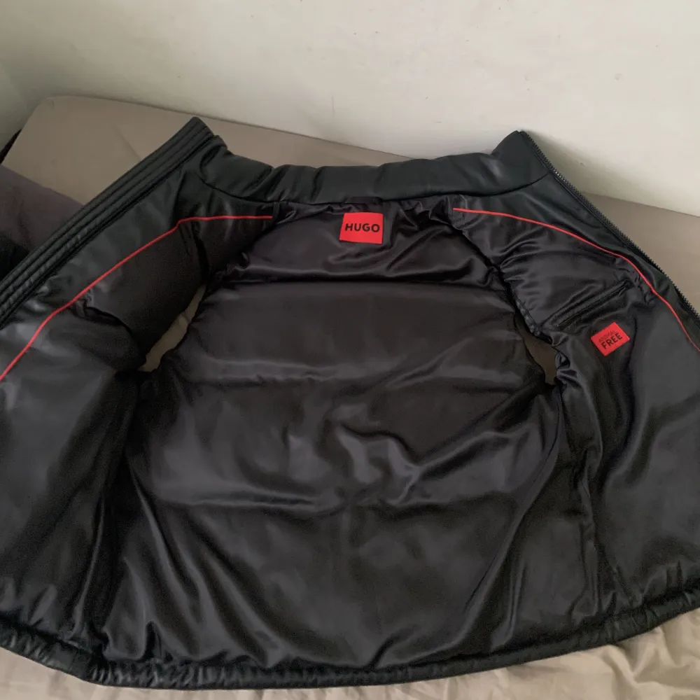 Helt ny hugo boss väst säljs pga fel storlek . Takit.