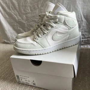 Jordans - Vita och mintgröna nike jordans.