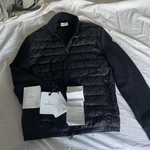 Moncler cardigan - Tjenare, säljer nu min feta moncler cardigan då den inte kommer till användning längre, kvitto och tags tillkommer! 