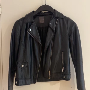 Svart Skinnjacka  - Jätte snygg svart skinnjacka. Säljer den pga att jag nt behöver den längre. Är i bra skick👌🏻 köpt i primark men vet inte hur mkt den kostar. Skriv gärna om intresserad🫶🏻 ( köparen står för frakt ) 