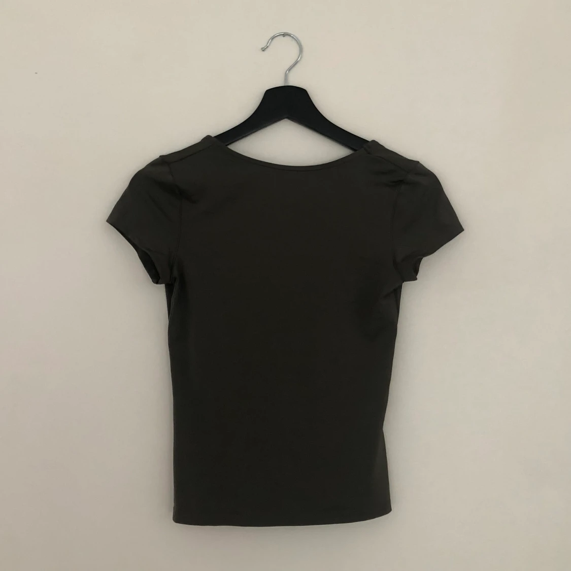 mörkgrön open back tshirt