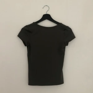 mörkgrön open back tshirt - en open back tshirt från weekday, aldrig använd!