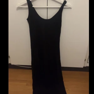 Klänning  - Detta är en svart klänning ifrån boohoo i storlek 34, går till marken på mig som är 163cm. aldrig använd och finns en grå likadan i en annan annons på min profil. Skriv för mer frågor eller bilder💗