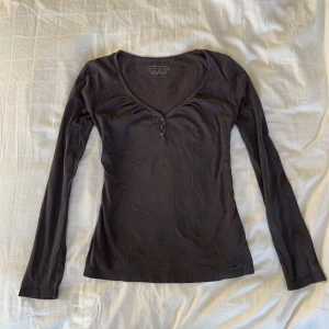 Vintage tröja!💋 - En casual vintage tröja som kan stylas som allt från grunge till coquette! Den har en assnygg grå-svart färg som passar till allt och passformen funkar som både L och M. Den har några små hål som enkelt kan åtgärdas med sygn, dm för mer info!💋
