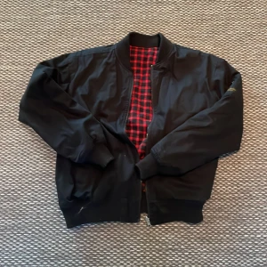 Killjacka - En bomberjacka som man kan vända och ha på båda sidorna💕väldigt snygg och bra skick❤️