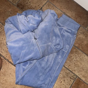 Juicy couture  - Hej! Säljer mitt juicy sett då den inte kommit till användning. 🩷 den är som ny🩷🩷 