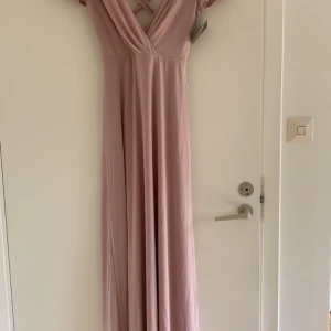 Rosa långklänning  - En rosa långklänning. Aldrig använd och alla lappar kvar. Stor i storleken, mer som en small 