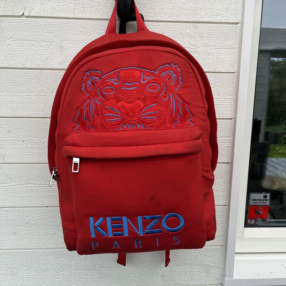 Säljer min väl använda kenzo ryggsäck pga att den inte kommer till användning. Äkta!! Den har fläckar på botten och i insidan. Tveka inte på att fråga mvh Oliver!. Accessoarer.