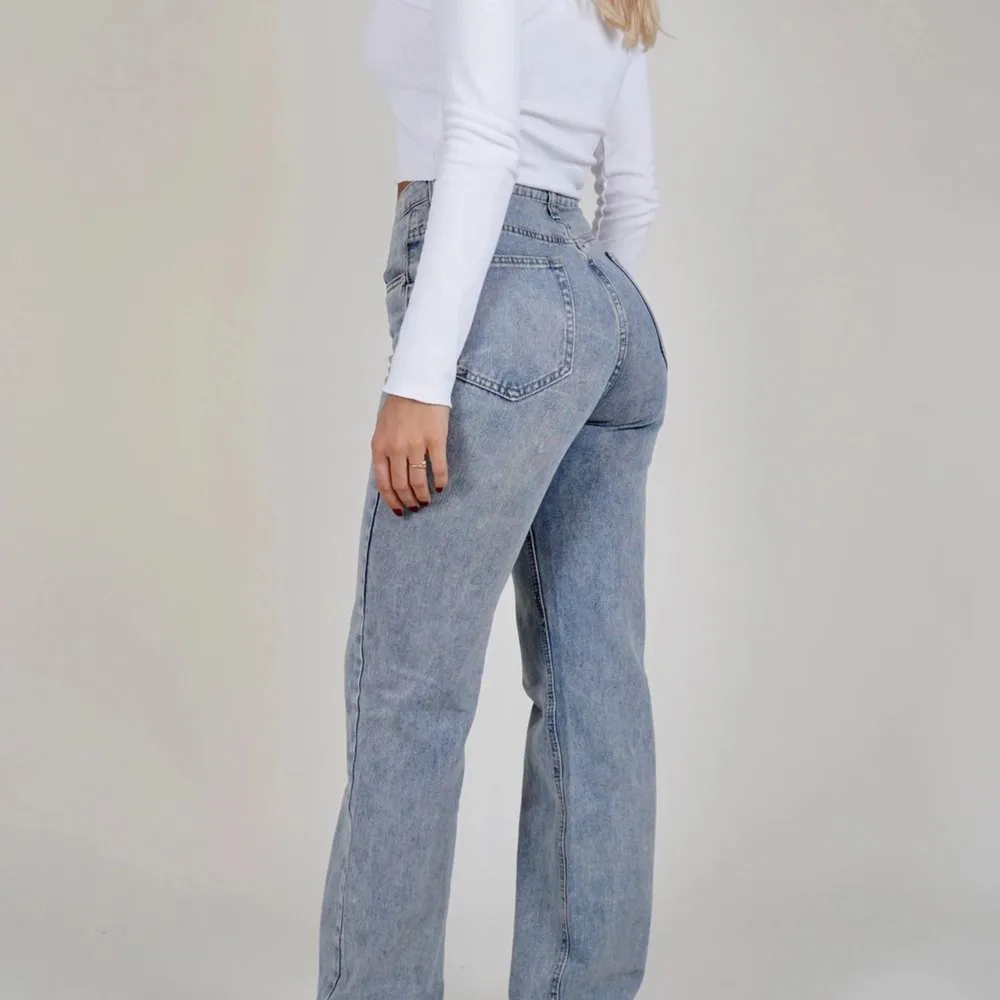 Bilder från hemsidan!! Säljer dessa jättefina blåa midwaist jeans från venderby's. Köpta här på Plick, men de var tyvärr för små för mig. Köpta för 400kr oanvända. . Jeans & Byxor.