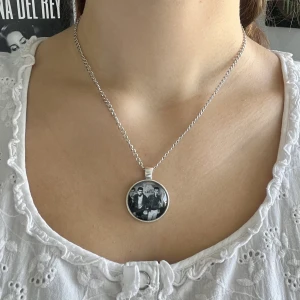 The Smiths halsband - Handgjort halsband med The Smiths på 💕Frakt: 15kr eller 29kr spårbart. Jag kan göra mer av dessa om flera är intresserade. Jag gör också sånna här halsband men med valfri bild 😚
