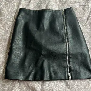 Svart skin kjol från H&M endast använd några fåtal gånger
