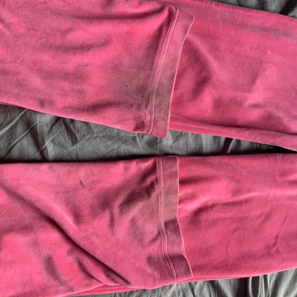 Säljer mina skrik rosa juicy byxor, fortfarande väldigt mjuka men lite slitna längst ner men sånt syns inte eftersom det är precis vid fötterna.  Jag är 157 och de är lite för långa för mig, säljer pga att jag tröttnat på färgen.. Jeans & Byxor.