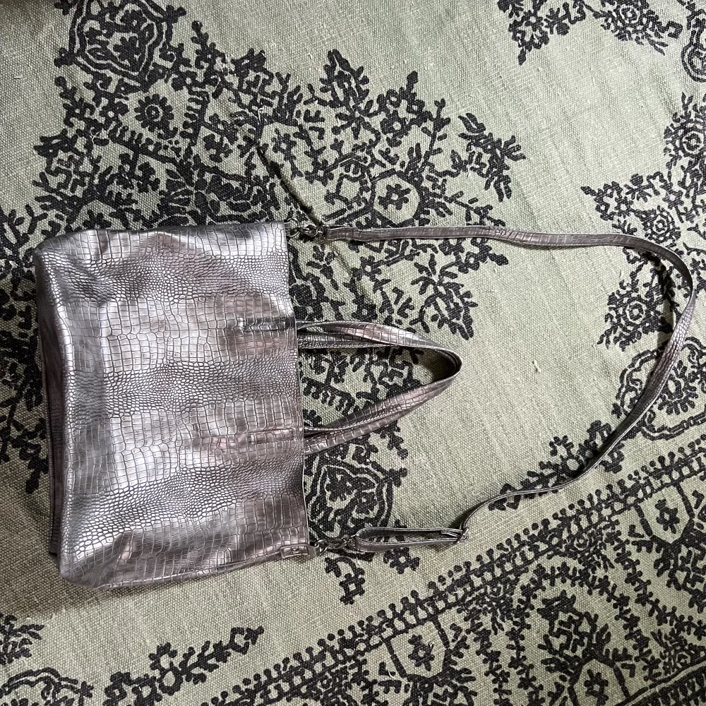Säljer denna coola väskan i silver, perfekt skick med 2 olika handtag! Rymlig 🌟. Väskor.