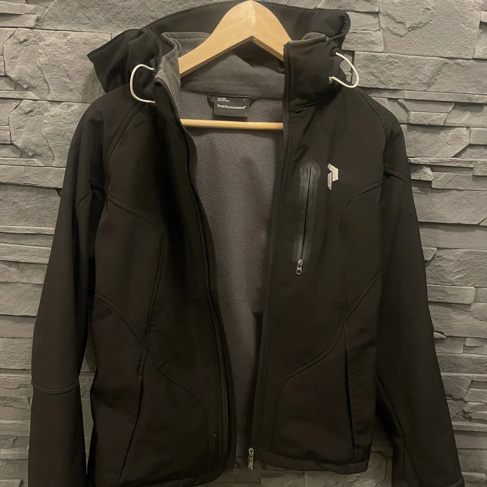 En vind jacka med lite fleece invändigt ! Super skön och perfekt till både höst och vinter, står storlek L men tror det är barn storlek för passar mig perfekt som bruka bära S iaf 😊den är som ny i skicket ! Skriv gärna privat ifall ni vill ha bild på. Takit.