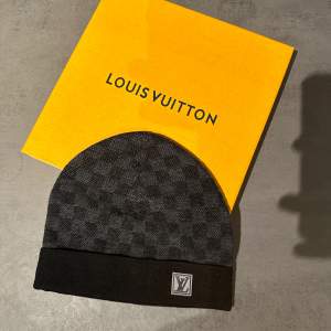 Hej, säljer min äkta svarta Louis Vuitton mössa. Inköpt December 2022.  Inte använt den lika mycket som jag tänkte mig och därför säljer jag den.  Knappt använd.  Kvitto finns såklart också👍🏻  (Endast seriösa köpare)