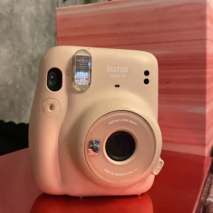 Instax mini 11 kamera - Säljer denna för den inge kommer till användning längre, dock inga kort i men finns att köpa på Clas Olsson och mer ställen 