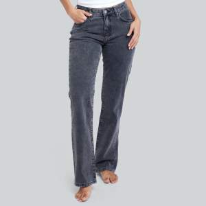 Säljer mina jättefina Low waist jeans från bikbok då de inte kommer till användning💗 nypris 700kr💕 bara använd ett par gånger💖skriv för fler bilder💗