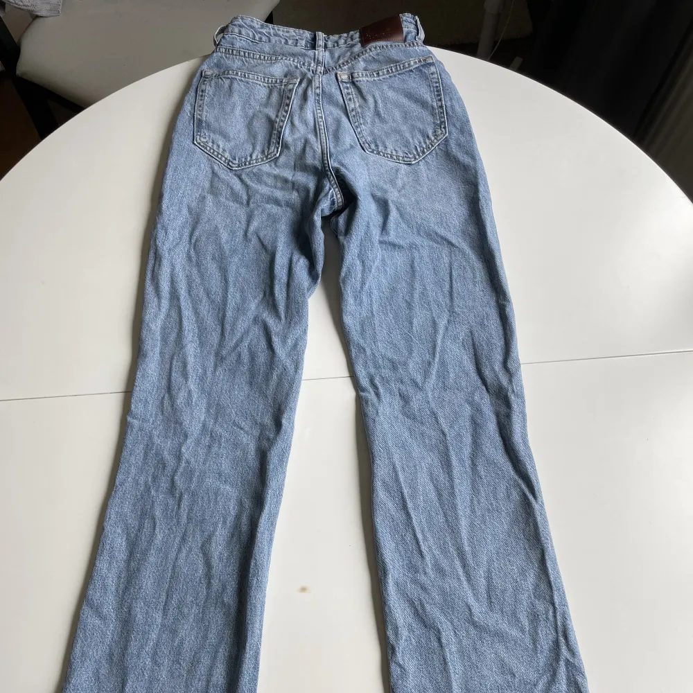 Använd ett fåtal gånger men i bra skick. Högmidjade, regular wide och längd 32.. Jeans & Byxor.