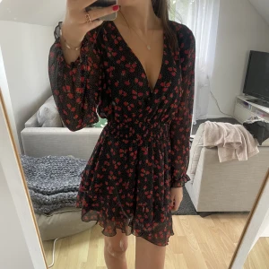 Rödblommig klänning  - Säljer denna superfina klänning från zara, passar perfekt nu till hösten med ett par strumpbyxor, men också så fin till sommaren🌹