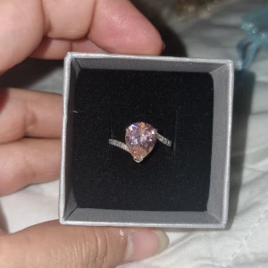 Äkta Silver ringar + Söt choker - Två st äkta Vj since 1890 silverringar Rosa ringen är strl 18: 200 kr Orange/beige ring är strl 17: 200 kr  Jordgubbs choker 50 kr. Allting 450   Förhandlingsbart vid snabb affär